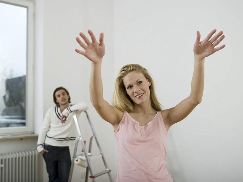 西方人,两个人,家庭,夫妻,站,举,笑,攀登,微笑,露齿笑,横图,室内,白天,正面,爱情,窗户,欧洲,欧洲人,服装,梯子,阶梯,墙,浪漫,注视,休闲装,玻璃窗,墙壁,墙面,衣服,观察,看,托,站着,休闲,温暖,温馨,一家人,休闲服,爬,恩爱,恋人,服饰,观看,上升,和睦,察看,关注,人字梯,登高,男人,男性,年轻男性,年轻女性,女人,女性,白种人,年轻人,夫妇,情侣,举起,举手,举着,攀爬,向上举,向上伸,向上托,站立,半身,彩图,伴侣,融洽