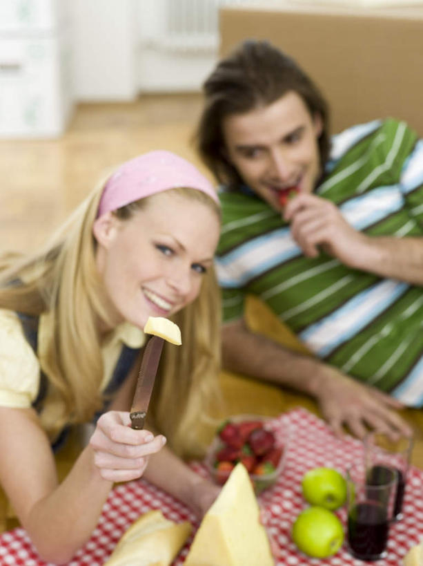 点心,面包,奶酪,红酒,葡萄酒,西方人,两个人,家庭,夫妻,笑,微笑,露齿笑,竖图,俯视,室内,白天,爱情,苹果,葡萄,杯子,水果,欧洲,欧洲人,握,服装,新鲜,包装,纸箱,坐垫,生食,干酪,起司,食品,面点,果实,酒类,芝士,浪漫,营养,拿,红酒瓶,拿着,注视,休闲装,玻璃制品,酒,酒瓶,食物,糕点,饮料,衣服,玻璃瓶,瓶子,容器,水杯,箱子,观察,看,趴着,休闲,温暖,温馨,一家人,休闲服,红葡萄酒,乳酪,恩爱,握着,恋人,服饰,有机食品,绿色食品,观看,和睦,察看,乳制品,葡萄酒瓶,关注,纸板箱,发酵,包装箱,野餐垫,野餐地毯,多功能毯,男人,男性,年轻男性,年轻女性,女人,女性,白种人,年轻人,夫妇,情侣,玻璃杯,山葫芦,蒲桃,草龙珠,趴,半身,彩图,高角度拍摄,伴侣,融洽