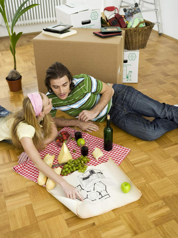 点心,面包,奶酪,红酒,葡萄酒,西方人,两个人,家庭,夫妻,笑,攀登,微笑,露齿笑,竖图,俯视,室内,白天,爱情,植物,苹果,葡萄,杯子,水果,欧洲,欧洲人,握,服装,新鲜,包装,盆栽,梯子,纸箱,坐垫,阶梯,生食,干酪,起司,食品,面点,果实,盆景,酒类,芝士,浪漫,营养,拿,红酒瓶,拿着,注视,休闲装,玻璃制品,酒,酒瓶,食物,糕点,饮料,衣服,绿色,自然,玻璃瓶,瓶子,容器,水杯,箱子,观察,看,趴着,休闲,温暖,温馨,一家人,休闲服,爬,红葡萄酒,乳酪,恩爱,握着,恋人,服饰,有机食品,绿色食品,生长,成长,观看,上升,和睦,察看,乳制品,葡萄酒瓶,关注,纸板箱,发酵,包装箱,人字梯,野餐垫,野餐地毯,多功能毯,登高,男人,男性,年轻男性,年轻女性,女人,女性,白种人,年轻人,夫妇,情侣,玻璃杯,山葫芦,蒲桃,草龙珠,趴,攀爬,半身,彩图,高角度拍摄,伴侣,融洽