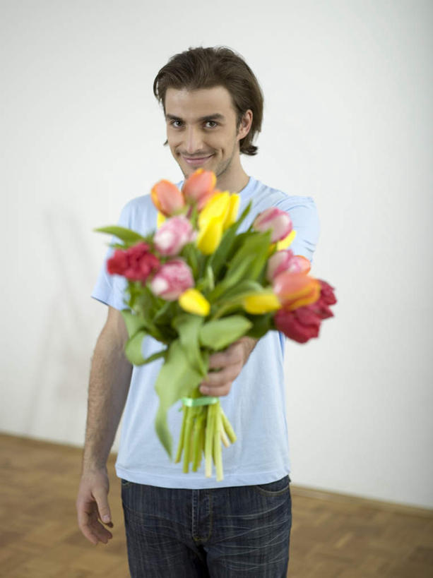 西方人,一个人,站,笑,微笑,露齿笑,竖图,室内,白天,正面,智慧,地板,欧洲,欧洲人,仅一个男性,仅一个人,握,服装,艺术,盛开,墙,地面,拿,花蕾,拿着,注视,休闲装,文化,木地板,墙壁,墙面,花,花瓣,花朵,鲜花,仅一个年轻男性,衣服,插花,花苞,花蕊,观察,看,站着,休闲,休闲服,握着,服饰,观看,插花艺术,察看,创造,关注,创作,想象,男人,男性,年轻男性,白种人,站立,半身,彩图