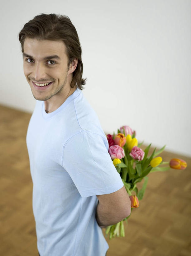 西方人,一个人,站,笑,微笑,露齿笑,竖图,俯视,室内,白天,智慧,地板,欧洲,欧洲人,仅一个男性,仅一个人,握,服装,艺术,盛开,墙,地面,拿,花蕾,拿着,注视,休闲装,文化,木地板,墙壁,墙面,花,花瓣,花朵,鲜花,仅一个年轻男性,衣服,插花,花苞,花蕊,观察,看,站着,休闲,休闲服,握着,服饰,观看,插花艺术,察看,创造,关注,创作,想象,男人,男性,年轻男性,白种人,站立,半身,彩图,高角度拍摄