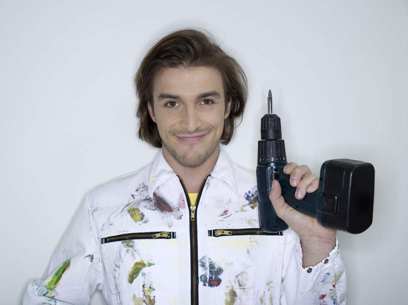 西方人,脸,头,脸颊,手,一个人,站,笑,微笑,横图,室内,特写,白天,白色背景,正面,工作服,制服,欧洲,欧洲人,仅一个男性,仅一个人,握,拿,拿着,注视,仅一个年轻男性,观察,看,站着,手部,握着,摄影,影棚,观看,电钻,单手,察看,关注,手电钻,电动工具,工作制服,男人,男性,年轻男性,白种人,头部,脸部,脸蛋,面部,站立,半身,彩图,影棚拍摄,工作套服,拍摄