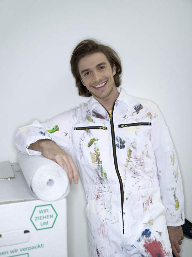 西方人,一个人,站,笑,微笑,露齿笑,竖图,室内,白天,白色背景,正面,工作服,制服,欧洲,欧洲人,仅一个男性,仅一个人,包装,纸箱,注视,仅一个年轻男性,容器,箱子,观察,看,靠,靠着,倚靠,站着,摄影,影棚,观看,察看,倚着,关注,纸板箱,包装箱,工作制服,男人,男性,年轻男性,白种人,站立,半身,彩图,影棚拍摄,工作套服,拍摄