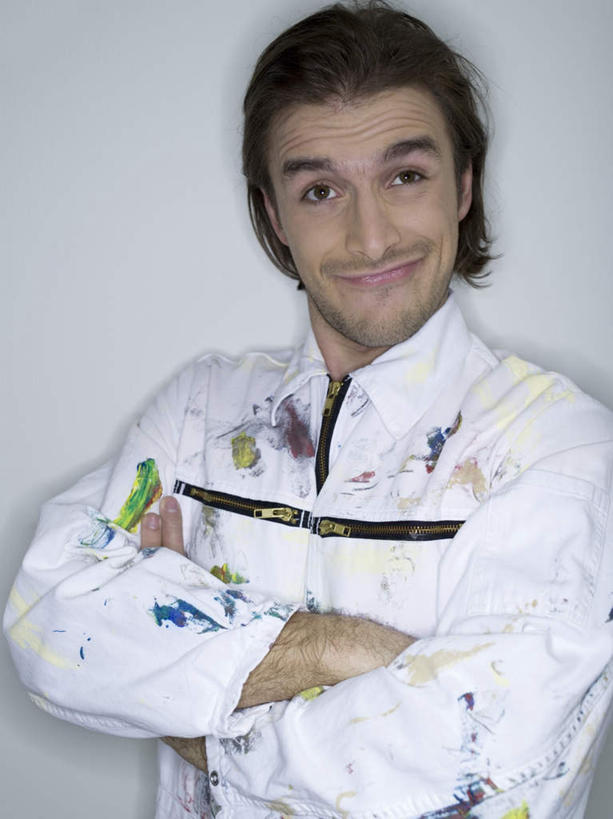 西方人,脸,头,脸颊,脖子,一个人,站,笑,双手交叉,微笑,露齿笑,竖图,室内,特写,白天,白色背景,正面,工作服,制服,欧洲,欧洲人,仅一个男性,仅一个人,注视,肩膀,仅一个年轻男性,观察,看,站着,摄影,影棚,观看,察看,双手抱胸,关注,工作制服,男人,男性,年轻男性,白种人,头部,脖,颈,颈部,脸部,脸蛋,面部,站立,半身,彩图,影棚拍摄,工作套服,拍摄