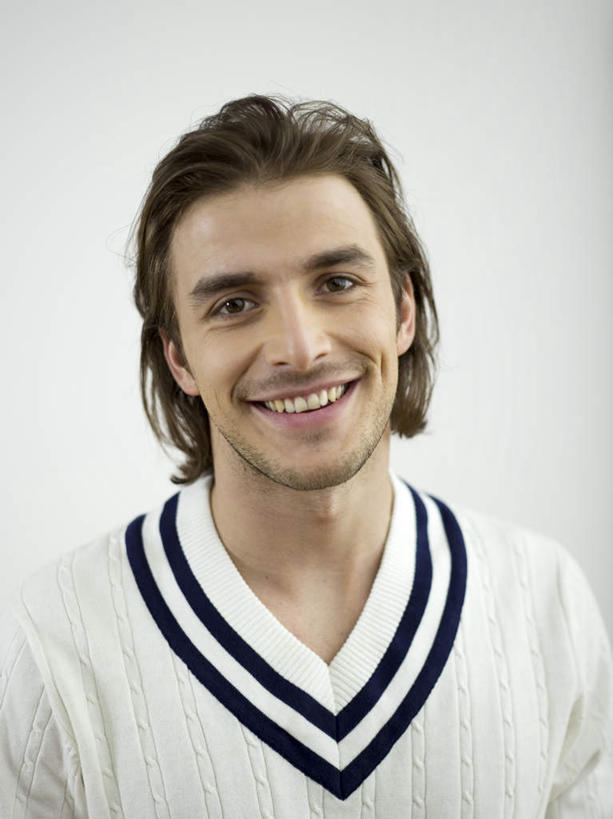 西方人,脸,头,脸颊,脖子,一个人,站,笑,微笑,露齿笑,竖图,室内,特写,白天,白色背景,正面,毛衣,欧洲,欧洲人,仅一个男性,仅一个人,注视,肩膀,仅一个年轻男性,观察,看,站着,摄影,影棚,观看,察看,关注,线衫,男人,男性,年轻男性,白种人,头部,脖,颈,颈部,脸部,脸蛋,面部,站立,半身,彩图,影棚拍摄,绒衣,套衫,套头毛衣,线衣,拍摄