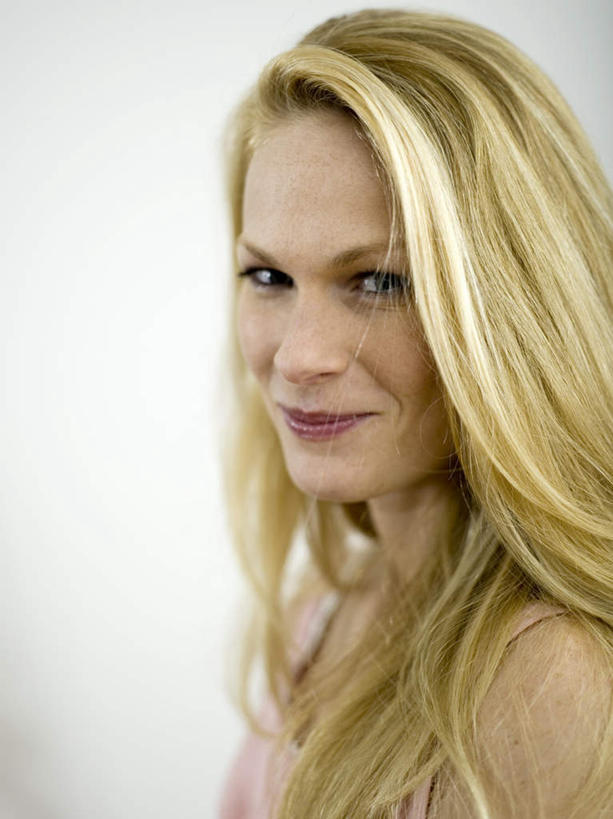 西方人,脸,头,脸颊,头发,一个人,站,笑,微笑,竖图,室内,特写,白天,白色背景,侧面,欧洲,欧洲人,仅一个年轻女性,仅一个女性,仅一个人,服装,注视,休闲装,衣服,黄色,观察,看,站着,休闲,休闲服,摄影,服饰,影棚,观看,察看,关注,年轻女性,女人,女性,白种人,头部,长发,直发,脸部,脸蛋,面部,站立,半身,彩图,影棚拍摄,拍摄