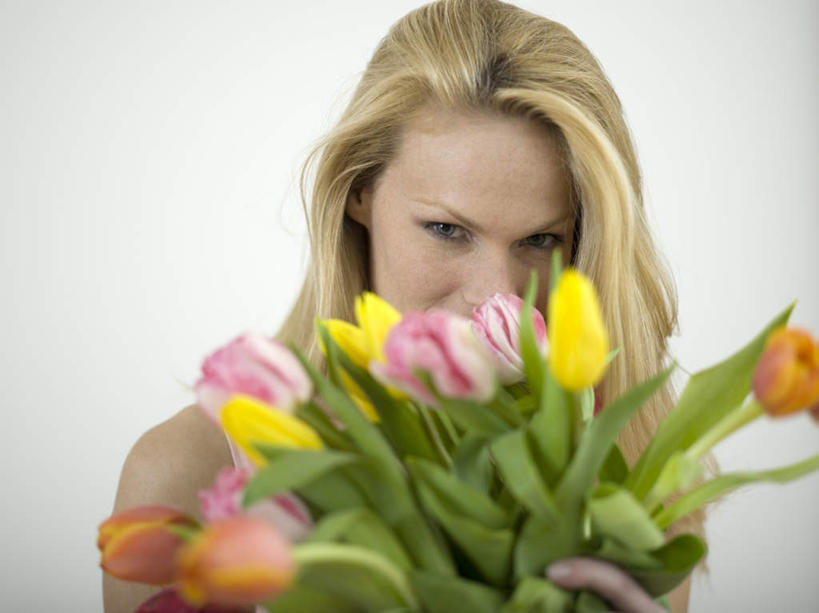 西方人,脸,头,脸颊,头发,一个人,笑,微笑,横图,室内,特写,白天,白色背景,正面,爱情,智慧,郁金香,欧洲,欧洲人,仅一个年轻女性,仅一个女性,仅一个人,服装,艺术,盛开,祝福,花蕾,注视,休闲装,文化,花,花瓣,花朵,鲜花,衣服,黄色,插花,花苞,花蕊,观察,看,休闲,休闲服,遮,遮掩,摄影,服饰,影棚,观看,插花艺术,察看,创造,掩盖,表白,遮挡,关注,创作,荣誉,想象,遮盖,永恒,掩饰,年轻女性,女人,女性,白种人,头部,长发,直发,脸部,脸蛋,面部,郁香,洋荷花,草麝香,半身,彩图,影棚拍摄,拍摄