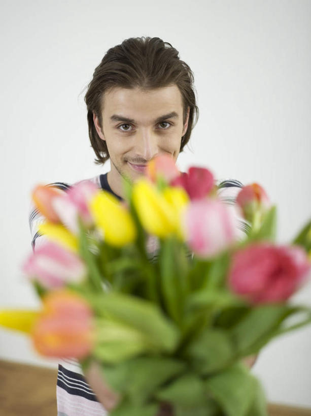 西方人,一个人,站,笑,微笑,露齿笑,竖图,室内,白天,正面,爱情,智慧,郁金香,欧洲,欧洲人,仅一个男性,仅一个人,握,服装,艺术,盛开,祝福,拿,花蕾,拿着,注视,休闲装,文化,花,花瓣,花朵,鲜花,仅一个年轻男性,衣服,插花,花苞,花蕊,观察,看,站着,休闲,休闲服,握着,服饰,观看,插花艺术,察看,创造,表白,关注,创作,荣誉,想象,永恒,男人,男性,年轻男性,白种人,郁香,洋荷花,草麝香,站立,半身,彩图