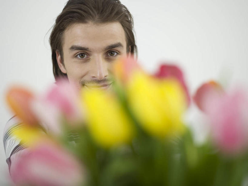 西方人,脸,头,脸颊,一个人,站,笑,微笑,露齿笑,横图,室内,特写,白天,正面,爱情,智慧,郁金香,欧洲,欧洲人,仅一个男性,仅一个人,握,服装,朦胧,模糊,艺术,盛开,祝福,拿,花蕾,拿着,注视,休闲装,文化,花,花瓣,花朵,鲜花,仅一个年轻男性,衣服,插花,花苞,花蕊,观察,看,站着,休闲,休闲服,握着,服饰,观看,插花艺术,察看,创造,表白,关注,创作,荣誉,想象,永恒,男人,男性,年轻男性,白种人,头部,脸部,脸蛋,面部,郁香,洋荷花,草麝香,站立,半身,彩图