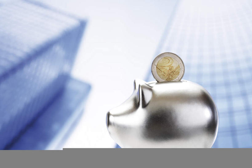 无人,高楼大厦,横图,室外,特写,白天,仰视,办公楼,钱,大厦,建筑,摩天大楼,写字楼,猪,静物,朦胧,模糊,钱币,一个,蓝色,蓝天,天空,动物,容器,楼宇,天,储蓄罐,器皿,商务楼,家畜,储蓄,存钱,金融,理财,牲畜,经济,晴朗,单个,资金,存钱罐,存款,流通,贸易,万里无云,贮钱罐,储钱罐,扑满,货币,现金,硬币,晴空,晴空万里,彩图,低角度拍摄,大楼,高层建筑,高楼,摩天楼