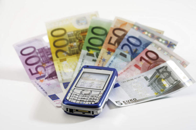 无人,打电话,横图,俯视,室内,特写,白天,白色背景,钱,桌面,桌子,静物,电话,手机,一排,阴影,整齐,反射,木制,标志,钱币,数字,文字,影子,字符,通讯设备,标识,排列,木制品,钞票,金融,纸币,摄影,阿拉伯数字,影棚,经济,队列,流通,纸钞,贸易,交流,货币,现金,沟通,通话,彩图,高角度拍摄,影棚拍摄,拍摄