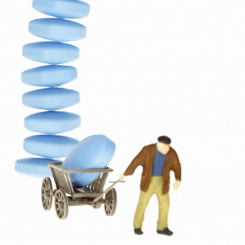 西方人,一个人,无人,站,拉,横图,室内,白天,白色背景,正面,安全,雕塑,欧洲,欧洲人,仅一个男性,仅一个人,服装,艺术,装饰,雕刻,雕像,药剂,药丸,防护,注视,休闲装,药片,车,仅一个年轻男性,衣服,手推车,药品,工艺品,交通工具,观察,看,站着,休闲,休闲服,治疗,摄影,服饰,影棚,观看,纪念,保护,药物,美术,察看,医疗,关注,载具,主题,保险,预防,陈列,功能,美学,平安,男人,男性,年轻男性,白种人,站立,彩图,全身,影棚拍摄,拍摄