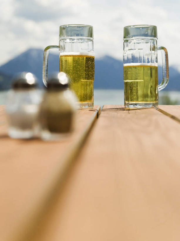 啤酒,无人,竖图,室外,特写,白天,正面,旅游,度假,湖,湖泊,石头,美景,山,山脉,水,桌面,桌子,杯子,德国,欧洲,朦胧,模糊,木制,石子,湖面,景观,山顶,山峰,水流,水面,乌云,云,阴天,云朵,调料,调味,香料,佐料,山峦,酒类,黑胡椒,调味品,调味料,云彩,娱乐,玻璃制品,酒,饮料,天空,自然,玻璃瓶,酒杯,木制品,啤酒杯,瓶子,湖水,群山,天,享受,休闲,景色,放松,配料,昏暗,阴沉,西欧,自然风光,沉积岩,德意志联邦共和国,作料,巴伐利亚,巴伐利亚州,拜恩州,拜恩自由州,颠峰,极峰,水成岩,玻璃杯,石块,岩石,胡椒,彩图