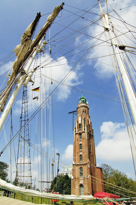 无人,教堂,竖图,室外,白天,仰视,旅游,度假,技术,植物,标志建筑,地标,建筑,德国,欧洲,阴影,节日,光线,影子,云,云朵,云彩,文化,娱乐,设备,建设,树,树木,施工,蓝色,绿色,白云,蓝天,天空,阳光,自然,天,祈祷,享受,休闲,健康,机械,起重机,旅游胜地,放松,许愿,宗教,信仰,生长,晴朗,成长,纪念,祈求,工程,基督教,西欧,天主教,信念,德意志联邦共和国,平安,晴空,彩图,低角度拍摄,大教堂,礼拜堂