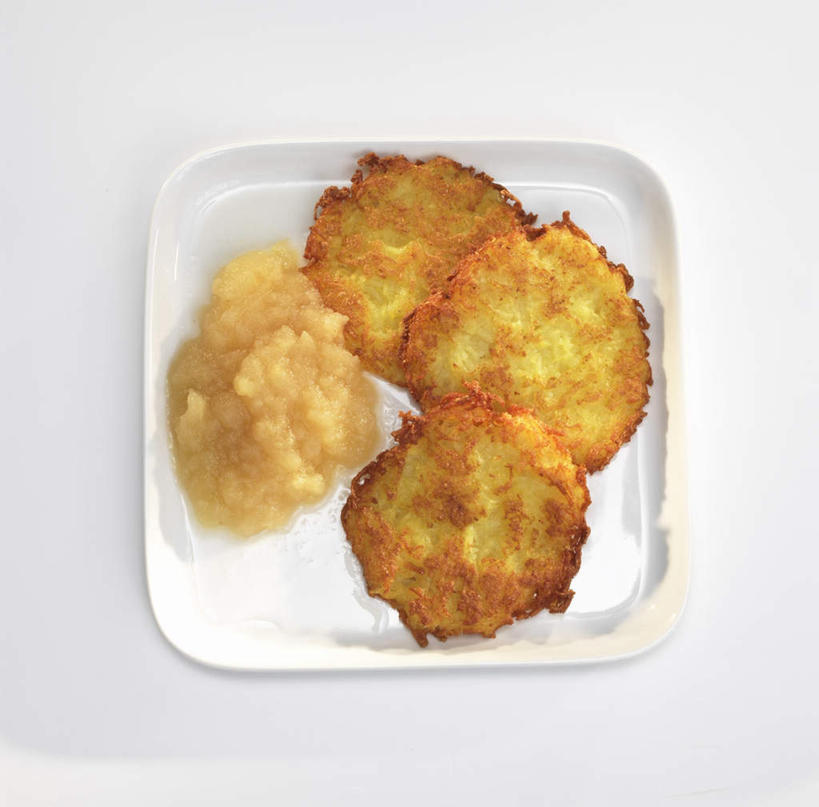 无人,横图,俯视,室内,特写,白天,白色背景,桌面,桌子,苹果,蔬菜,土豆,餐具,阴影,新鲜,反射,木制,碟子,盘,影子,调料,酱料,酱汁,佐料,食品,调味品,调味料,酱,食物,一个,盘子,木制品,碟,果酱,摄影,有机食品,绿色食品,影棚,单个,馍馍蛋,果子酱,洋芋,山药蛋,马铃薯,彩图,高角度拍摄,影棚拍摄,拍摄