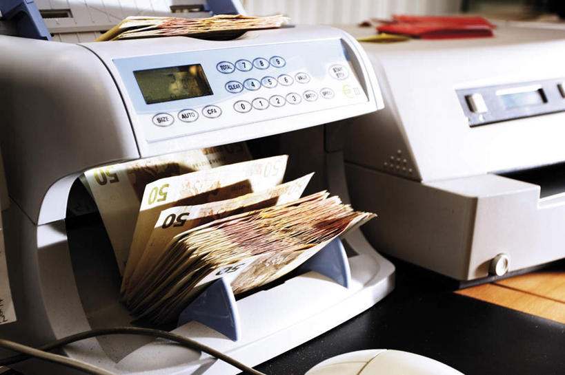 无人,横图,室内,特写,白天,正面,钱,静物,一排,整齐,标志,钱币,数字,文字,字符,标识,排列,钞票,金融,纸币,阿拉伯数字,经济,队列,流通,纸钞,贸易,验钞机,货币,现金,彩图