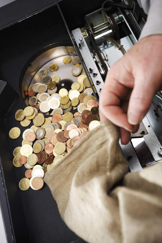 西方人,手,一个人,竖图,俯视,室内,特写,白天,钱,袋子,欧洲,欧洲人,仅一个男性,仅一个人,一堆,许多,堆叠,堆积,钱币,很多,麻袋,仅一个年轻男性,容器,手部,金融,经济,储藏,堆,单手,储存,流通,贸易,验钞机,货币,现金,硬币,男人,男性,年轻男性,白种人,半身,彩图,高角度拍摄,贮存