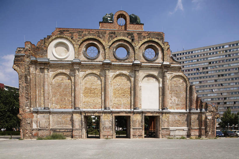 无人,横图,室外,白天,仰视,旅游,度假,石头,名胜古迹,植物,标志建筑,地标,建筑,德国,欧洲,阴影,遗迹,光线,石子,影子,墙,云,云朵,首都,云彩,古迹,文物,娱乐,建设,古建筑,柏林,废墟,墙壁,墙面,树,树木,蓝色,绿色,白云,蓝天,天空,阳光,自然,天,享受,休闲,旅游胜地,放松,生长,晴朗,成长,西欧,古文明,德意志联邦共和国,柏林州,石块,晴空,彩图,低角度拍摄