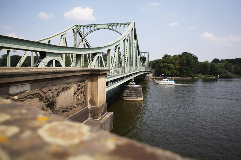 无人,横图,室外,白天,正面,旅游,度假,河流,水,植物,标志建筑,大桥,地标,建筑,立交桥,轮船,桥梁,船,德国,欧洲,阴影,波纹,飞溅,溅,光线,液体,影子,河水,水滴,水流,云,云朵,高架,斜拉桥,桥,首都,云彩,娱乐,建设,柏林,水珠,树,树木,蓝色,绿色,白云,蓝天,水纹,天空,阳光,自然,船尾波,交通工具,波浪,天,享受,休闲,旅游胜地,放松,生长,晴朗,成长,西欧,喷洒,载具,德意志联邦共和国,柏林州,晴空,彩图