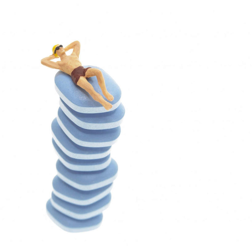 西方人,一个人,无人,躺,横图,俯视,室内,特写,白天,白色背景,桌面,桌子,餐具,雕塑,欧洲,欧洲人,仅一个男性,仅一个人,一堆,抱头,阴影,堆叠,堆积,艺术,装饰,反射,木制,雕刻,雕像,碟子,盘,影子,注视,裸露,仅一个年轻男性,盘子,木制品,工艺品,碟,观察,看,摄影,影棚,观看,纪念,堆,美术,察看,关注,主题,裸,陈列,功能,美学,捧首,捧头,卧着,男人,男性,年轻男性,白种人,躺着,卧,彩图,高角度拍摄,全身,影棚拍摄,拍摄