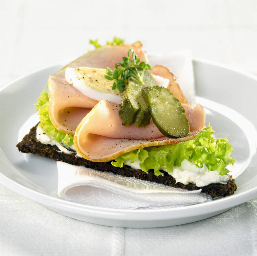 点心,海鲜,面包,无人,横图,俯视,室内,特写,白天,白色背景,桌面,桌子,黄瓜,蔬菜,餐具,纺织品,阴影,新鲜,反射,木制,鱼,布,碟子,盘,影子,生菜,莴苣,肉,食品,面点,织物,水产,猪肉,肉类,鱼类,海洋生物,食物,糕点,一个,盘子,木制品,碟,黑面包,摄影,有机食品,绿色食品,影棚,单个,布匹,全麦面包,水生动物,海产品,水生物,肉食,海底动物,豚肉,春菜,鹅仔菜,莴仔菜,千金菜,叶用莴苣,卡其布,麸皮面包,青瓜,胡瓜,彩图,高角度拍摄,影棚拍摄,拍摄