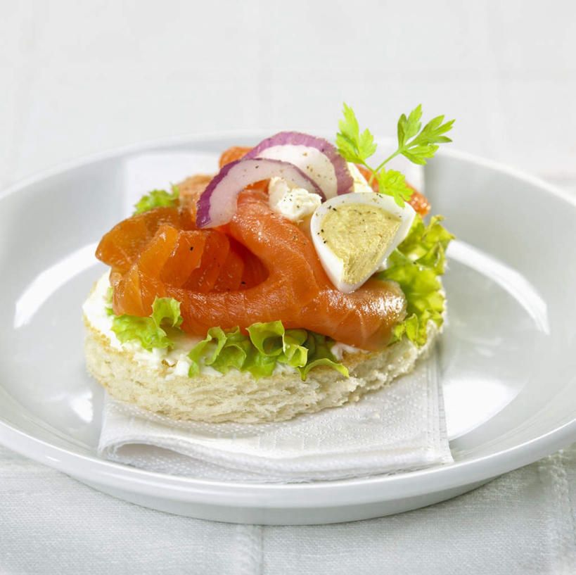 点心,面包,无人,横图,俯视,室内,特写,白天,白色背景,桌面,桌子,蔬菜,西红柿,洋葱,餐具,纺织品,阴影,新鲜,反射,木制,布,碟子,盘,影子,香菜,食品,面点,织物,食物,糕点,一个,盘子,木制品,碟,摄影,有机食品,绿色食品,影棚,单个,布匹,玉葱,胡菜,香荽,原荽,园荽,芫荽,胡荽,莞荽,芫茜,芫蓿,莚葛草,莚荽菜,卡其布,圆葱,洋葱头,球葱,番茄,葱头,彩图,高角度拍摄,影棚拍摄,拍摄