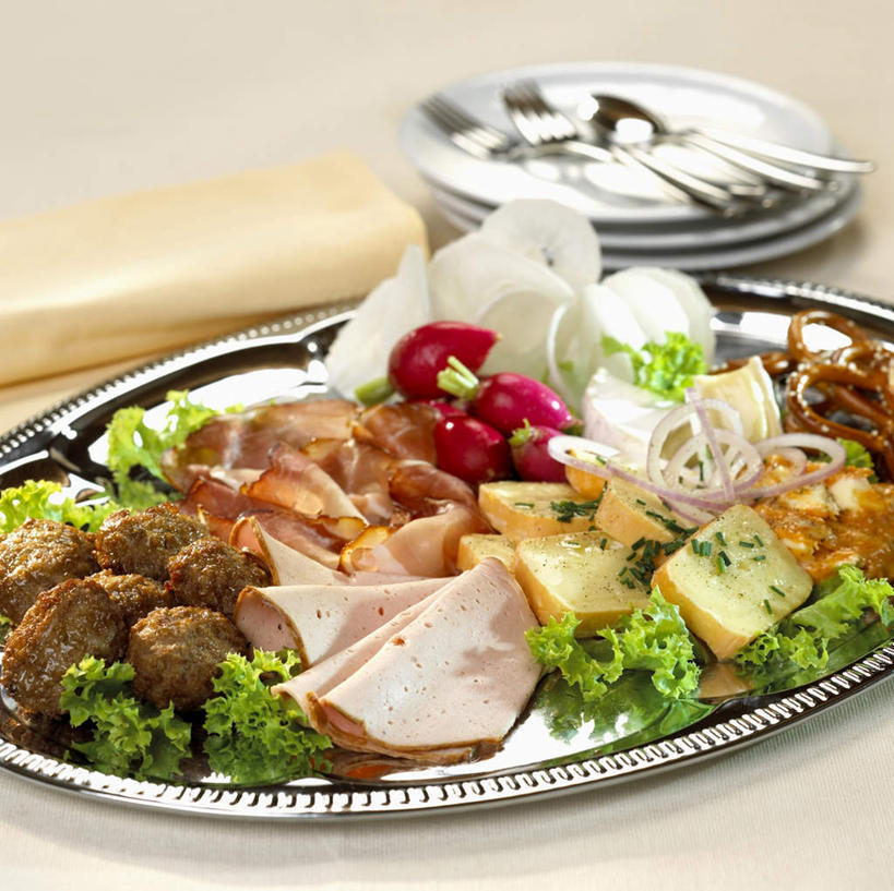 奶酪,无人,横图,俯视,室内,特写,白天,烹饪,西餐,桌面,桌子,蔬菜,洋葱,餐具,纺织品,阴影,新鲜,反射,木制,布,碟子,盘,影子,勺子,生菜,莴苣,肉,香肠,干酪,起司,料理,食品,织物,腊肠,芝士,营养,猪肉,菜肴,美食,肉类,食物,盘子,木制品,调羹,碟,汤匙,乳酪,西式,佳肴,有机食品,绿色食品,布匹,乳制品,玉葱,发酵,肉食,豚肉,春菜,鹅仔菜,莴仔菜,千金菜,叶用莴苣,卡其布,圆葱,洋葱头,球葱,葱头,彩图,高角度拍摄