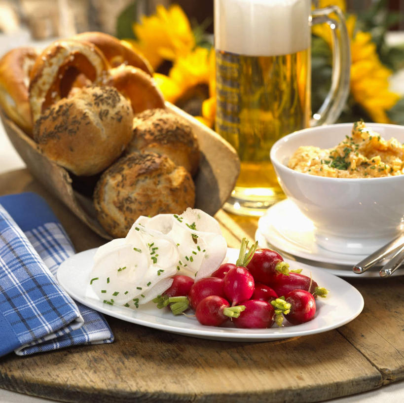 点心,面包,奶酪,啤酒,无人,横图,俯视,室内,特写,白天,桌面,桌子,萝卜,白萝卜,蔬菜,杯子,餐具,纺织品,阴影,朦胧,模糊,新鲜,反射,木制,布,碟子,盘,影子,陶瓷,干酪,起司,食品,面点,案板,陶瓷制品,织物,酒类,芝士,营养,玻璃制品,酒,砧板,食物,糕点,饮料,盘子,酒杯,木制品,啤酒杯,容器,碟,碗,饼干,零食,乳酪,有机食品,绿色食品,储藏,布匹,乳制品,储存,发酵,卡其布,玻璃杯,莱菔,彩图,高角度拍摄,贮存