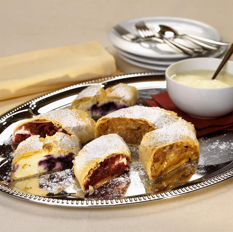 点心,无人,横图,俯视,室内,特写,白天,桌面,桌子,苹果,餐具,水果,纺织品,阴影,新鲜,反射,木制,布,碟子,粉末,盘,影子,勺子,陶瓷,调料,酱料,酱汁,生食,佐料,食品,糖,甜点,甜品,果实,陶瓷制品,织物,调味品,调味料,酱,食物,糕点,一个,盘子,木制品,容器,调羹,碟,汤匙,碗,甜食,粉,有机食品,绿色食品,单个,储藏,布匹,储存,粉状,粉剂,卡其布,彩图,高角度拍摄,贮存