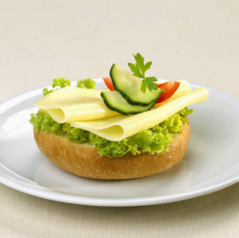 点心,面包,奶酪,无人,横图,俯视,室内,特写,白天,烹饪,西餐,餐桌,桌面,桌子,黄瓜,蔬菜,西红柿,餐具,阴影,新鲜,反射,木制,碟子,盘,影子,生菜,莴苣,干酪,汉堡,起司,料理,食品,面点,芝士,营养,菜肴,美食,食物,糕点,一个,盘子,木制品,碟,快餐,乳酪,西式,摄影,佳肴,有机食品,绿色食品,影棚,单个,餐台,乳制品,发酵,西式快餐,垃圾食品,春菜,鹅仔菜,莴仔菜,千金菜,叶用莴苣,青瓜,胡瓜,番茄,彩图,高角度拍摄,影棚拍摄,拍摄