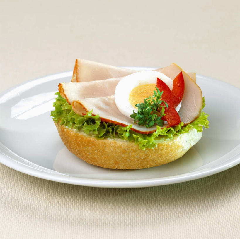 点心,面包,奶酪,无人,横图,俯视,室内,特写,白天,烹饪,西餐,餐桌,桌面,桌子,蔬菜,餐具,阴影,新鲜,反射,木制,碟子,盘,影子,生菜,莴苣,蛋,鸡蛋,干酪,汉堡,起司,料理,食品,面点,芝士,营养,菜肴,美食,食物,糕点,一个,盘子,木制品,碟,快餐,乳酪,西式,摄影,佳肴,有机食品,绿色食品,影棚,单个,餐台,乳制品,发酵,西式快餐,垃圾食品,春菜,鹅仔菜,莴仔菜,千金菜,卵,叶用莴苣,彩图,高角度拍摄,影棚拍摄,拍摄