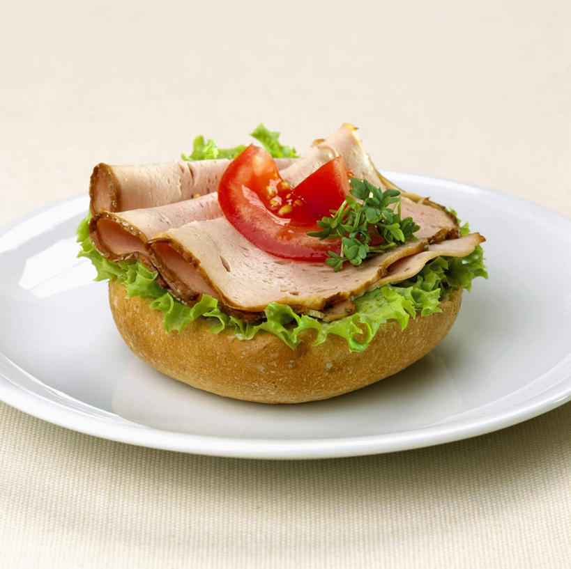 点心,面包,奶酪,无人,横图,俯视,室内,特写,白天,烹饪,西餐,餐桌,桌面,桌子,黄瓜,蔬菜,西红柿,餐具,阴影,新鲜,反射,木制,碟子,盘,影子,生菜,莴苣,干酪,汉堡,起司,料理,食品,面点,芝士,营养,菜肴,美食,食物,糕点,一个,盘子,木制品,碟,快餐,乳酪,西式,摄影,佳肴,有机食品,绿色食品,影棚,单个,餐台,乳制品,发酵,西式快餐,垃圾食品,春菜,鹅仔菜,莴仔菜,千金菜,叶用莴苣,青瓜,胡瓜,番茄,彩图,高角度拍摄,影棚拍摄,拍摄