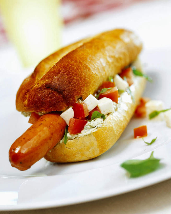 点心,面包,奶酪,无人,竖图,俯视,室内,特写,白天,烹饪,西餐,桌面,桌子,餐具,阴影,朦胧,模糊,反射,木制,碟子,盘,影子,肉,香肠,干酪,起司,料理,食品,面点,腊肠,热狗,芝士,营养,猪肉,菜肴,美食,肉类,食物,糕点,盘子,木制品,碟,快餐,乳酪,西式,佳肴,乳制品,发酵,肉食,西式快餐,垃圾食品,豚肉,彩图,高角度拍摄