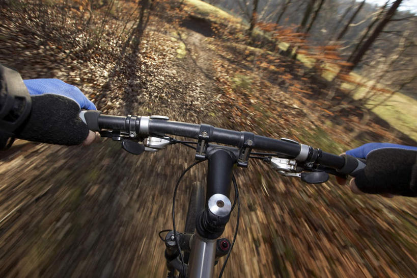 西方人,一个人,坐,横图,俯视,室外,特写,白天,锻炼,旅游,度假,安全,运动,美景,森林,树林,植物,道路,路,自行车,叶子,欧洲,欧洲人,仅一个男性,仅一个人,握,朦胧,模糊,景观,小路,枯叶,落叶,防护,交通,娱乐,车,脚踏车,树,树木,仅一个年轻男性,绿色,自然,手套,交通工具,骑车,享受,休闲,景色,放松,握着,乡间小路,生长,成长,保护,自然风光,载具,室外运动,保险,户外运动,保全,周全,安稳,安定,防护手套,平安,男人,男性,年轻男性,白种人,叶,叶片,坐着,半身,彩图,高角度拍摄,健身