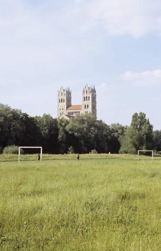 无人,足球场,教堂,竖图,室外,白天,仰视,旅游,度假,草地,草坪,植物,标志建筑,地标,建筑,德国,欧洲,阴影,节日,光线,影子,云,云朵,云彩,文化,娱乐,建设,慕尼黑,草,树,树木,蓝色,绿色,白云,蓝天,天空,阳光,自然,天,祈祷,享受,休闲,健康,旅游胜地,放松,许愿,宗教,信仰,生长,晴朗,成长,纪念,祈求,基督教,西欧,天主教,绿茵场,信念,德意志联邦共和国,首府,巴伐利亚,巴伐利亚州,拜恩州,拜恩自由州,平安,晴空,彩图,低角度拍摄,大教堂,礼拜堂,足球比赛场地