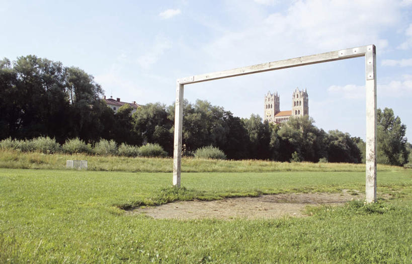 无人,足球场,教堂,横图,室外,白天,仰视,旅游,度假,草地,草坪,植物,标志建筑,地标,建筑,德国,欧洲,阴影,节日,光线,影子,云,云朵,云彩,文化,娱乐,建设,慕尼黑,草,树,树木,蓝色,绿色,白云,蓝天,天空,阳光,自然,天,祈祷,享受,休闲,健康,旅游胜地,放松,许愿,宗教,信仰,生长,晴朗,成长,纪念,祈求,基督教,西欧,天主教,绿茵场,信念,德意志联邦共和国,首府,巴伐利亚,巴伐利亚州,拜恩州,拜恩自由州,平安,晴空,彩图,低角度拍摄,大教堂,礼拜堂,足球比赛场地