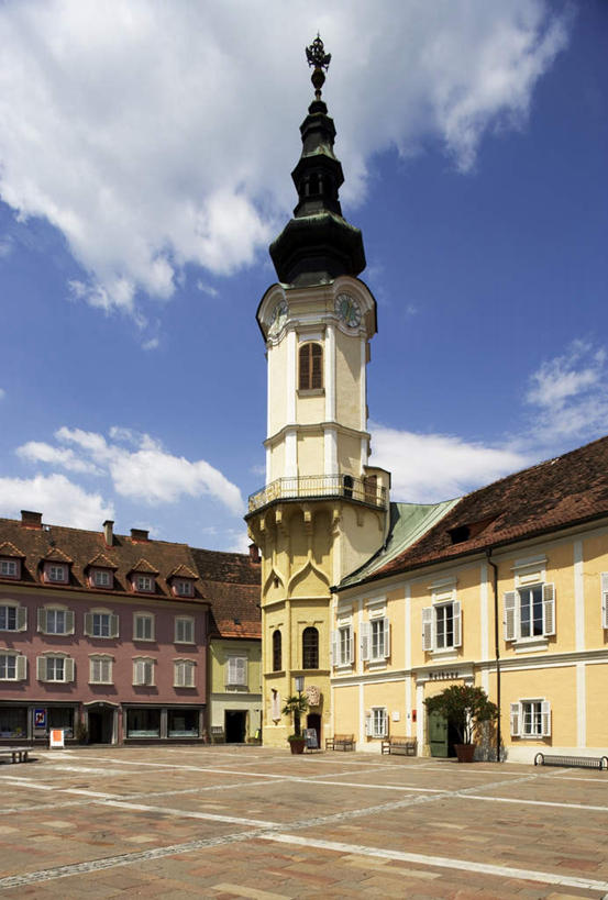 无人,教堂,竖图,室外,白天,仰视,旅游,度假,窗户,标志建筑,地标,建筑,奥地利,欧洲,一排,阴影,节日,整齐,并列,并排,光线,影子,墙,云,云朵,云彩,文化,娱乐,建设,玻璃窗,墙壁,墙面,排列,蓝色,白云,蓝天,天空,阳光,天,祈祷,享受,休闲,健康,旅游胜地,放松,许愿,宗教,信仰,晴朗,纪念,祈求,基督教,队列,天主教,平行,信念,中欧,奥地利共和国,施泰尔马克州,平安,晴空,彩图,低角度拍摄,大教堂,礼拜堂