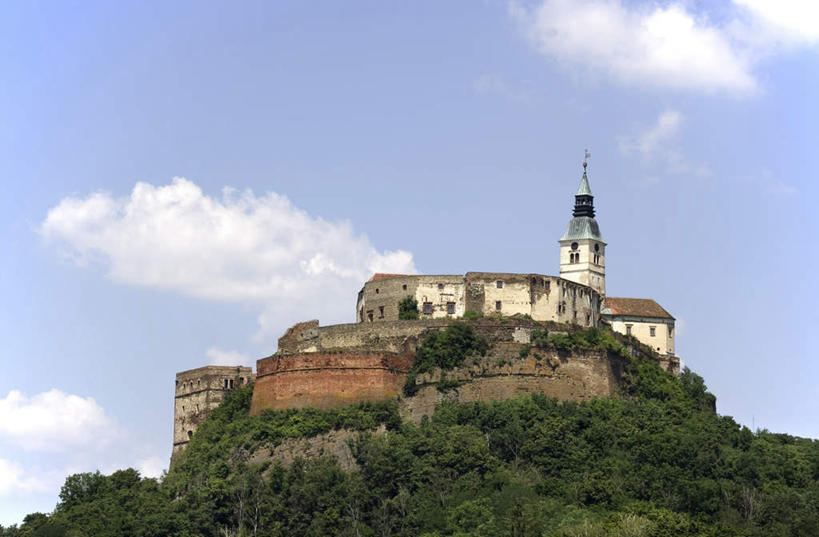 无人,横图,室外,白天,仰视,旅游,度假,石头,美景,森林,山,山脉,树林,植物,标志建筑,地标,建筑,奥地利,欧洲,阴影,光线,石子,影子,堡垒,城堡,景观,山顶,山峰,云,云朵,山峦,云彩,娱乐,建设,树,树木,蓝色,绿色,白云,蓝天,天空,阳光,自然,群山,天,享受,休闲,旅游胜地,景色,放松,生长,晴朗,成长,要塞,自然风光,中欧,沉积岩,奥地利共和国,颠峰,极峰,设防,水成岩,施泰尔马克州,石块,岩石,晴空,彩图,低角度拍摄