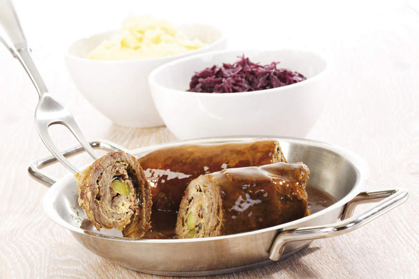 无人,横图,俯视,室内,特写,白天,白色背景,烹饪,西餐,桌面,桌子,蔬菜,椰菜,卷心菜,餐具,厨具,金属制品,阴影,新鲜,反射,金属,木制,叉子,锅子,影子,陶瓷,紫甘蓝,调料,酱料,酱汁,肉,油炸,佐料,牛肉,料理,食品,陶瓷制品,调味品,调味料,锅,酱,菜肴,美食,肉类,紫包菜,食物,一个,木制品,容器,碗,赤甘蓝,甘蓝,西式,摄影,佳肴,有机食品,绿色食品,影棚,单个,锅具,储藏,储存,肉食,烹饪用具,紫椰菜,餐叉,紫圆白菜,进餐用具,烹调用具,结球甘蓝,红甘蓝,甘兰,包心菜,烹调,彩图,高角度拍摄,影棚拍摄,拍摄,贮存