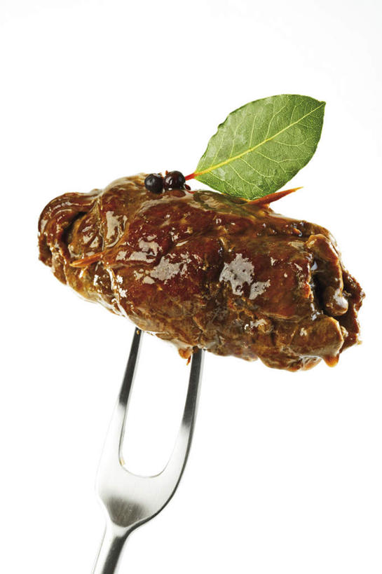 无人,竖图,俯视,室内,特写,白天,白色背景,烹饪,西餐,桌面,桌子,餐具,叶子,阴影,反射,木制,叉子,影子,调料,调味,肉,香料,佐料,牛肉,料理,食品,绿叶,黑胡椒,调味品,调味料,菜肴,美食,肉类,食物,一个,木制品,嫩叶,西式,摄影,佳肴,影棚,单个,配料,草本,肉食,月桂叶,香叶,餐叉,作料,天竺桂,香桂叶,桂叶,月桂,叶,叶片,进餐用具,胡椒,彩图,高角度拍摄,影棚拍摄,拍摄