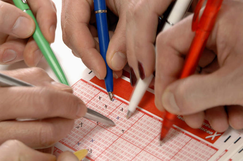 西方人,手,伙伴,朋友,横图,俯视,室内,特写,白天,白色背景,友谊,欧洲,欧洲人,握,笔,材料,档案,文件,纸,办公用品,圆珠笔,许多人,拿,拿着,文具,红色,蓝色,绿色,白色,手稿,学习用品,资料,一群人,手部,握着,摄影,影棚,文具用品,证明,文档,友情,男人,男性,女人,女性,中年男性,中年女性,白种人,半身,彩图,高角度拍摄,影棚拍摄,拍摄