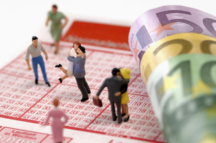 西方人,无人,站,抱,横图,俯视,室内,特写,白天,白色背景,钱,雕塑,欧洲,欧洲人,服装,艺术,装饰,包,标志,雕刻,雕像,公文包,钱币,数字,文字,纸,字符,许多人,欧元,注视,休闲装,标识,衣服,工艺品,观察,看,站着,一群人,休闲,休闲服,钞票,金融,纸币,摄影,阿拉伯数字,服饰,影棚,经济,公事包,抱着,观看,纪念,美术,察看,搂着,关注,主题,流通,陈列,纸钞,贸易,功能,美学,货币,现金,男人,男性,女人,女性,中年男性,中年女性,白种人,怀抱,搂,搂抱,相抱,拥抱,站立,彩图,高角度拍摄,全身,影棚拍摄,拍摄