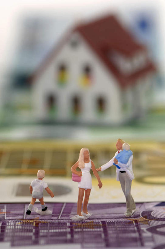 西方人,儿童,无人,三个人,家庭,夫妻,母亲,父亲,儿子,家,站,竖图,俯视,室内,白天,爱情,锻炼,纯洁,运动,钱,雕塑,欧洲,欧洲人,服装,朦胧,模糊,艺术,装饰,雕刻,雕像,钱币,房屋,屋子,欧元,浪漫,注视,休闲装,极限运动,楼房,住宅,小孩,衣服,工艺品,观察,看,站着,休闲,温暖,温馨,父子,母子,三口之家,一家人,休闲服,恩爱,父爱,可爱,母爱,童年,童趣,钞票,金融,纸币,恋人,服饰,经济,滑板,观看,纪念,美术,和睦,察看,关注,主题,流通,陈列,纸钞,贸易,童真,烂漫,无邪,功能,美学,体育,天真,货币,现金,男孩,男人,男性,年轻男性,年轻女性,女人,女性,白种人,孩子,年轻人,夫妇,情侣,站立,彩图,高角度拍摄,全身,健身,房子,伴侣,融洽,滑板运动,男生