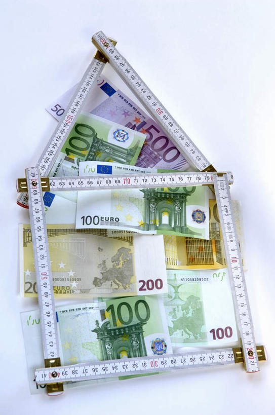 无人,竖图,俯视,室内,特写,白天,白色背景,钱,桌面,桌子,静物,阴影,反射,木制,标志,钱币,数字,文字,影子,字符,欧元,标识,木制品,钞票,金融,纸币,摄影,阿拉伯数字,影棚,经济,流通,纸钞,贸易,货币,现金,彩图,高角度拍摄,影棚拍摄,拍摄