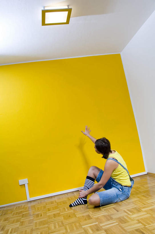 西方人,一个人,坐,摸,竖图,室内,白天,仰视,照明,欧洲,欧洲人,仅一个女性,仅一个人,抚摸,阴影,服装,光线,影子,墙,灯光,注视,休闲装,吊灯,墙壁,墙面,灯,衣服,黄色,灯具,观察,看,仅一个中年女性,休闲,休闲服,服饰,观看,照亮,察看,照明设备,关注,女人,女性,中年女性,白种人,触摸,接触,坐着,彩图,低角度拍摄,全身