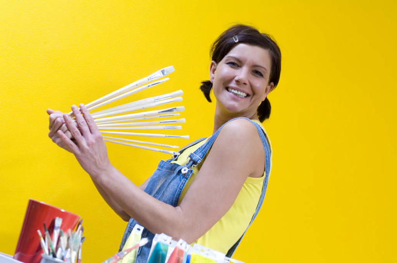 西方人,一个人,站,笑,微笑,露齿笑,横图,室内,白天,侧面,装修,欧洲,欧洲人,仅一个女性,仅一个人,握,服装,装饰,笔,材料,墙,办公用品,拿,拿着,注视,休闲装,装潢,墙壁,墙面,文具,衣服,黄色,画笔,学习用品,观察,看,站着,仅一个中年女性,休闲,休闲服,握着,服饰,观看,保护,文具用品,涂料,察看,关注,女人,女性,中年女性,白种人,站立,半身,彩图