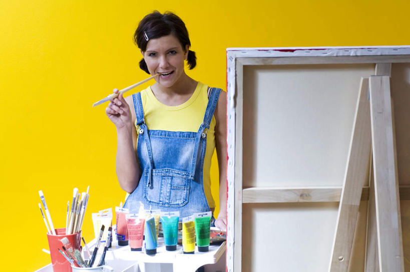 西方人,一个人,站,横图,室内,白天,正面,绘画,装修,欧洲,欧洲人,仅一个女性,仅一个人,握,咬,服装,艺术,装饰,笔,材料,墙,办公用品,画板,美术用品,拿,拿着,注视,休闲装,装潢,画架,墙壁,墙面,文具,衣服,黄色,画笔,学习用品,观察,看,站着,仅一个中年女性,休闲,休闲服,握着,服饰,观看,保护,文具用品,涂料,美术,咬着,察看,关注,绘画工具,女人,女性,中年女性,白种人,站立,半身,彩图