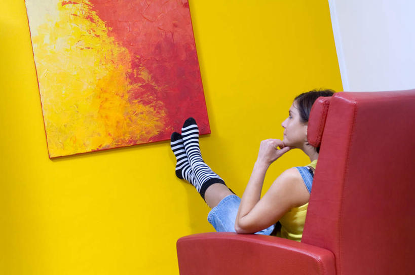 西方人,一个人,坐,横图,室内,白天,侧面,绘画,沙发,油画,欧洲,欧洲人,仅一个女性,仅一个人,撑,吊挂,悬挂,服装,艺术,墙,古典,挂,托腮,注视,休闲装,文化,墙壁,墙面,衣服,黄色,红色,工艺品,观察,看,品味,托,仅一个中年女性,休闲,休闲服,服饰,观看,美术,察看,高雅,关注,托下巴,布艺沙发,美学,女人,女性,中年女性,白种人,坐着,彩图,全身