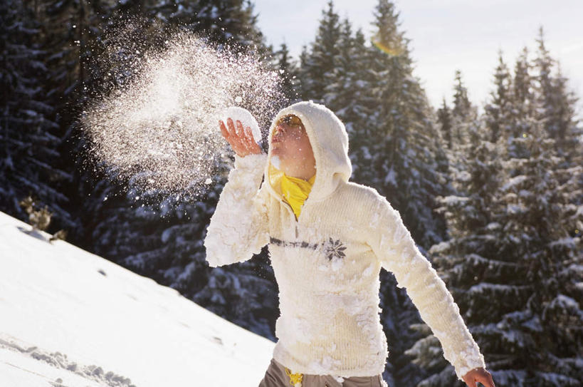 西方人,一个人,站,捧,横图,室外,白天,正面,旅游,度假,美景,森林,树林,雪,植物,大雪,欧洲,欧洲人,仅一个年轻女性,仅一个女性,仅一个人,阴影,服装,光线,影子,积雪,景观,雪景,冬季,冬天,注视,休闲装,娱乐,树,树木,衣服,蓝色,绿色,蓝天,天空,阳光,自然,天,吹,观察,看,站着,享受,休闲,休闲服,连帽衫,景色,放松,寒冷,服饰,生长,晴朗,成长,观看,察看,关注,自然风光,帽衫,万里无云,严寒,年轻女性,女人,女性,白种人,晴空,晴空万里,端,端着,捧着,手捧,站立,半身,彩图
