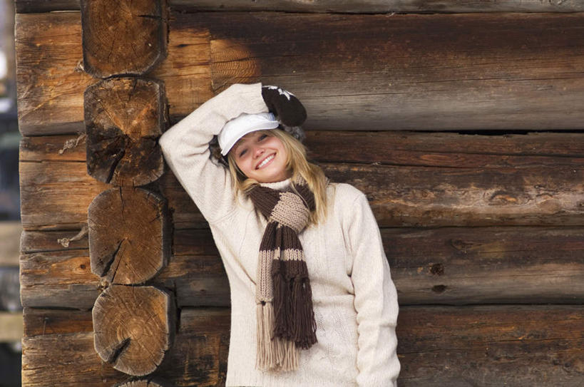 西方人,一个人,家,木屋,站,笑,微笑,露齿笑,横图,室外,白天,正面,旅游,度假,美景,欧洲,欧洲人,仅一个年轻女性,仅一个女性,仅一个人,服装,装饰,墙,景观,注视,休闲装,娱乐,墙壁,墙面,住宅,衣服,自然,围巾,观察,看,靠,靠着,倚靠,站着,享受,休闲,温暖,休闲服,景色,放松,服饰,围脖,观看,保暖,华丽,点缀,察看,倚着,御寒,关注,自然风光,衬托,美观,雅致,雅观,年轻女性,女人,女性,白种人,站立,半身,彩图,茅舍,茅屋,棚屋,小木屋,小屋